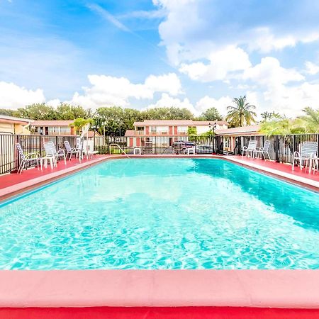 Econo Lodge Inn & Suites مدينة فلوريدا المظهر الخارجي الصورة