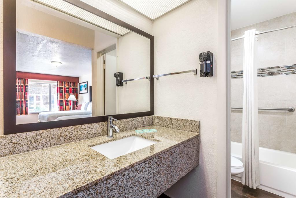 Econo Lodge Inn & Suites مدينة فلوريدا المظهر الخارجي الصورة