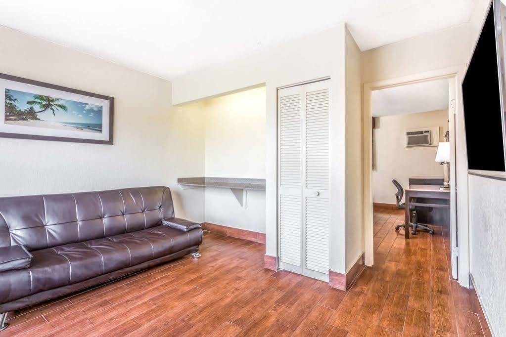 Econo Lodge Inn & Suites مدينة فلوريدا المظهر الخارجي الصورة